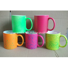 Taza fluorescente de 11 oz con spray DOT